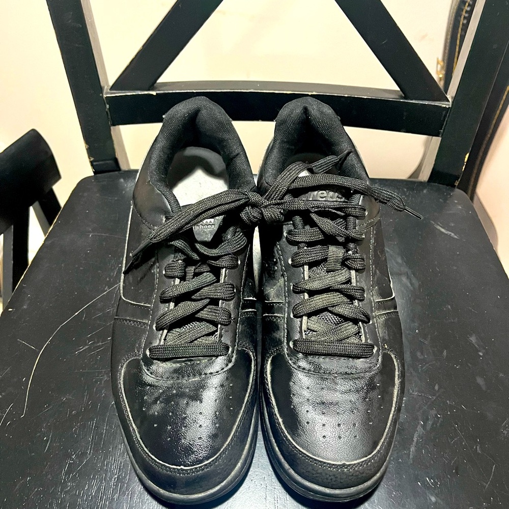 Mens size 8.5 Tread Safe Non-Slip Shoes